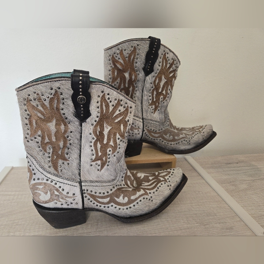 Corral Grey Fur Laser & Studs Shortie Leather Boots Womens 10 Snip Toe 2-inch Co - Picture 2 of 9